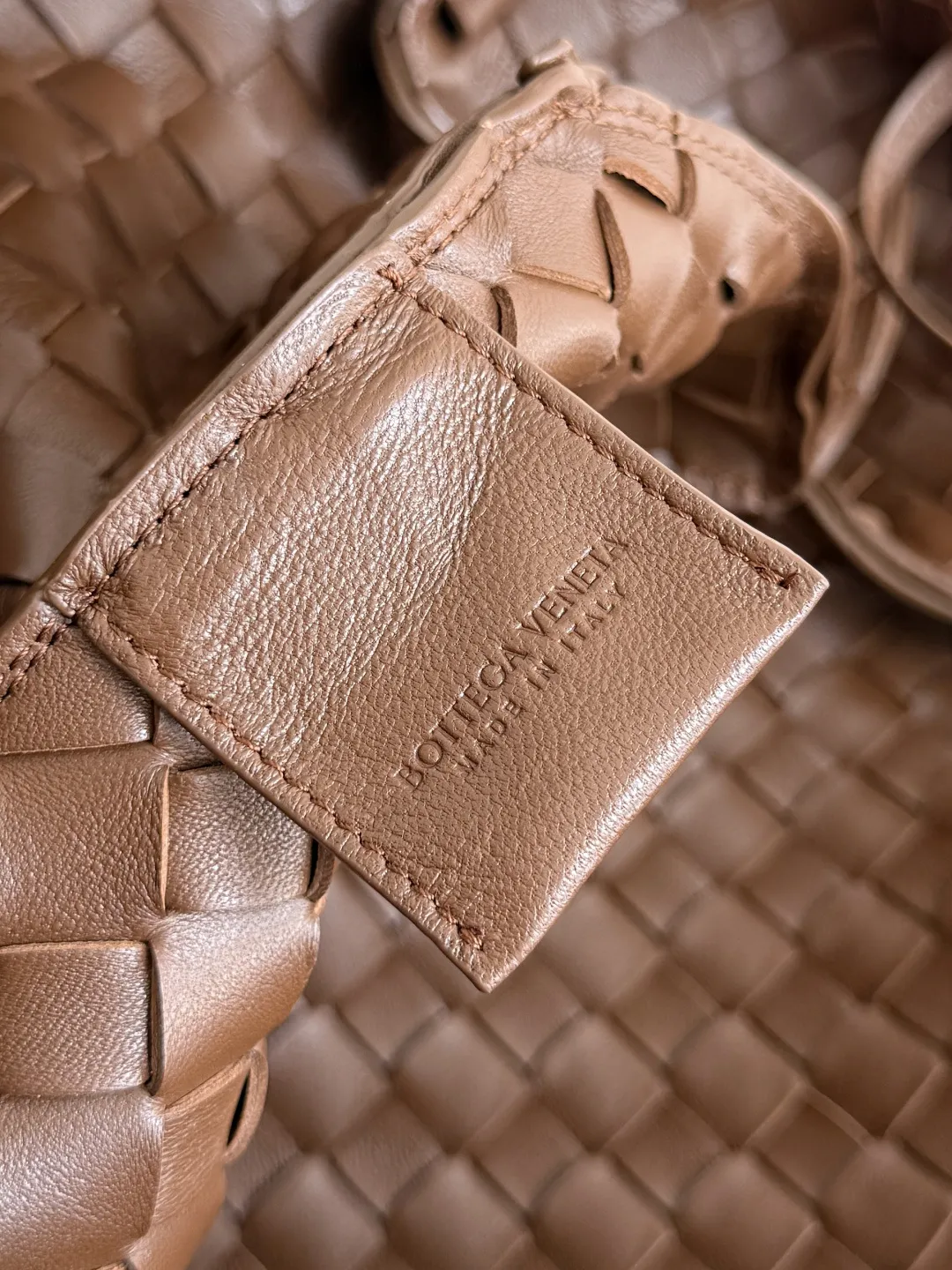 Batch 2160 new products are coming! BOTTEGA VENETA Bottega Veneta's 2025 new Campana shoulder bag is on the market~ First of all, I would like to praise the weight of this bag. As a not too small bag, it is very light for daily use. For people like me who need to carry a lot of belongings when going out, this advantage is great, and it greatly reduces the burden of traveling. 🛍️The shape is a bit like a combination of parachute and jodie. The blunt triangle shape is cute and honest. Carrying it on your back when going shopping is a good mood accelerator. The handles and body of the bag are both classic weaves. A tie is added to the original open design. If it is not tied up, the bag will look like a small vegetable basket when carried. Style number: 844249 Size: 33*20*16.5cm